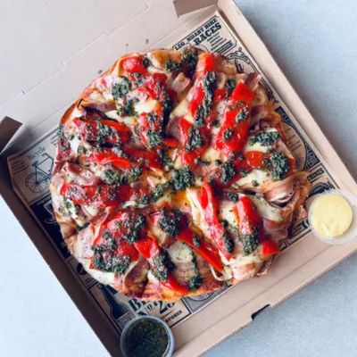 PIZZA MEDIANA TOCINO Y MORRONES