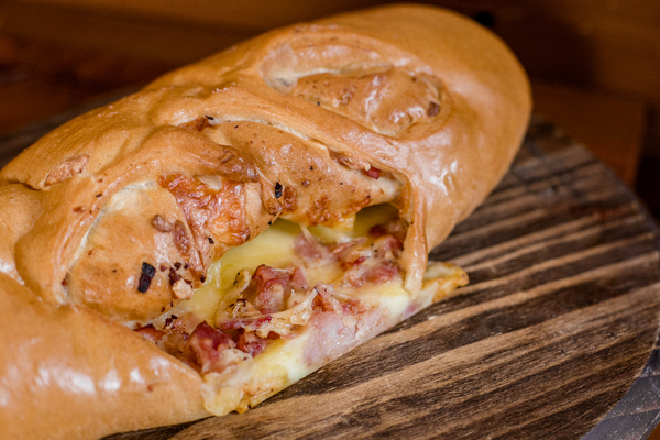 Pan de queso y tocineta