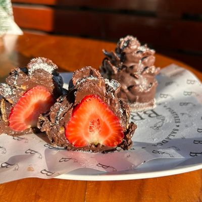 Piña de frutilla con chocolate