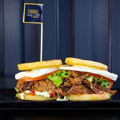 Duo Arepas de Maiz Carne Mechada