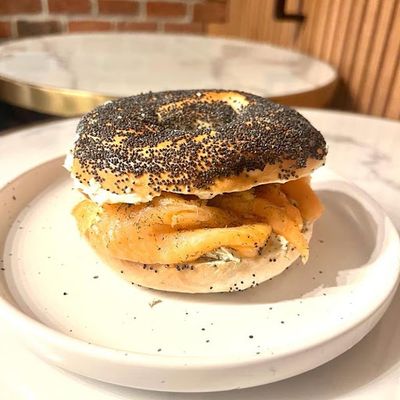 Bagel salmon ahumado con queso crema y eneldo