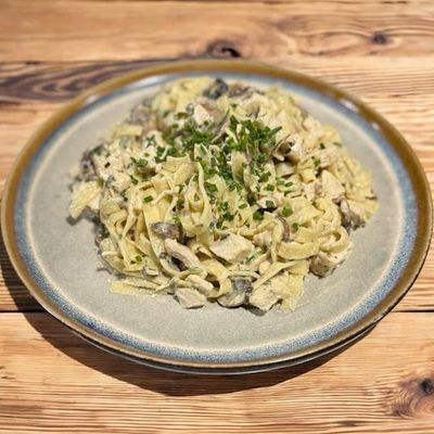 Fetuccini con pollo y champiñones a la crema