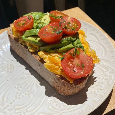 Hogaza masa madre: huevo revuelto, palta y tomate cherry