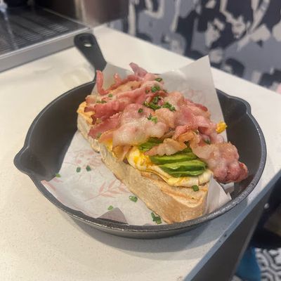 Hogaza masa madre: huevo revuelto, tocino y palta