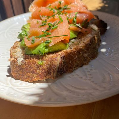 Hogaza masa madre: salmón ahumado, palta y tomate cherry