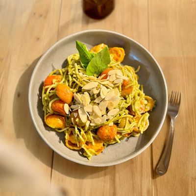 Fetuccini con pesto casero, pollo y tomate cherry.