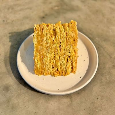 Trozo torta hojarasca manjar nuez