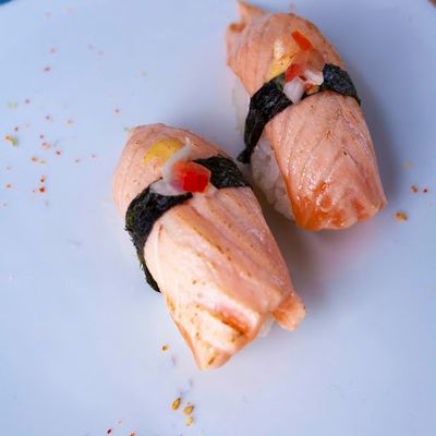 N5 Salmón flambeado con salsa huancaina