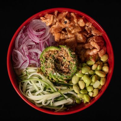 Poke de salmón flambeado