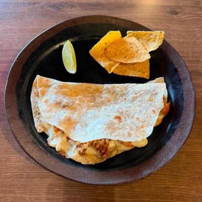 QUESADILLA DE CRISPY CHICKEN