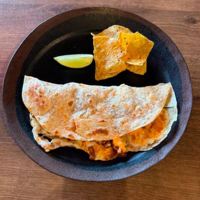 QUESADILLA DE CRISPY FISH