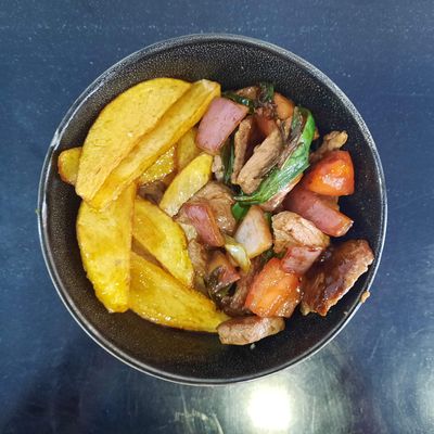 Carne o Pollo Saltado