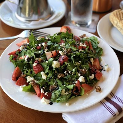 ENSALADA FRESAS & QUESO DE CABRA | STRAWBERRIES & GOAT CHEESE