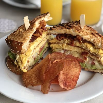 OMELETTE SANDWICH CON PAPAS CHIPS