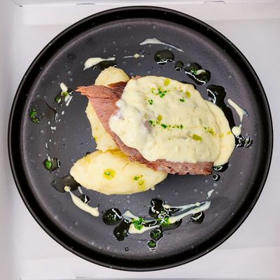 Carne Mechada en salsa de Res con Pure a la crema