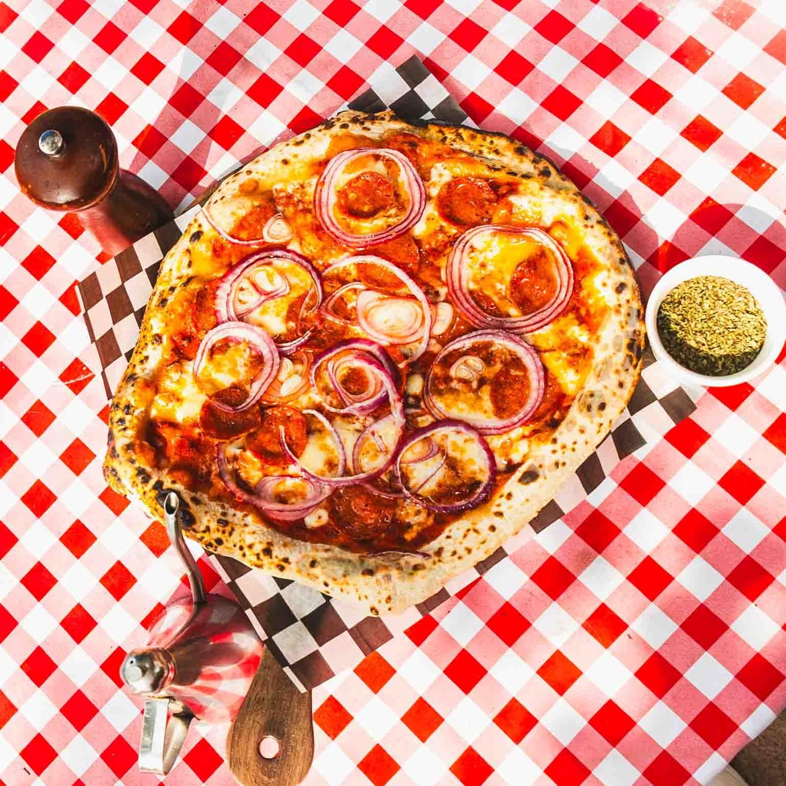 Pizza Pepperoni Cebolla Morada