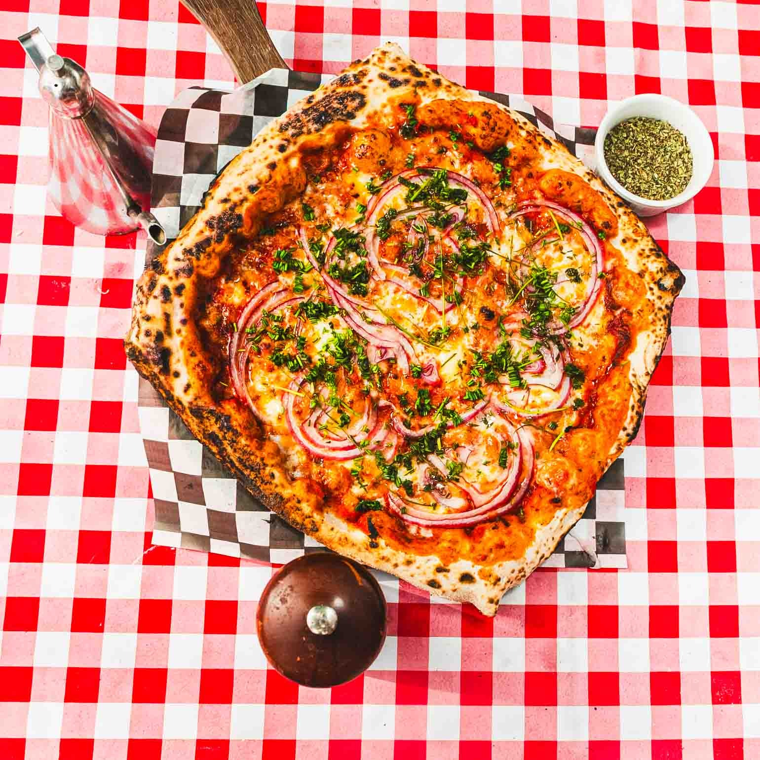 Pizza Cebolla Morada y Ciboulette