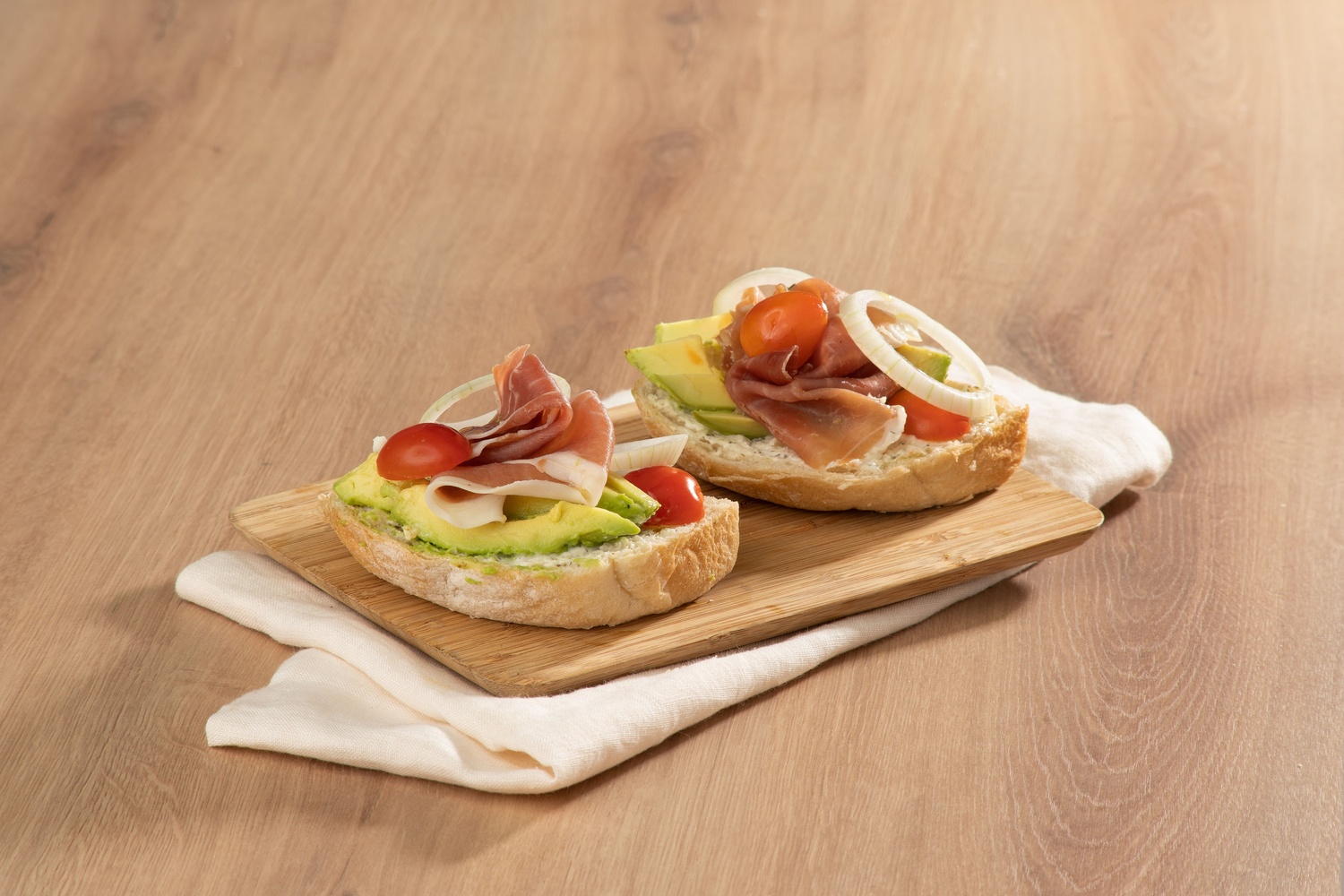 Toast de Prosciutto con Aguacate