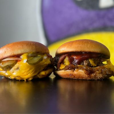 2 Burgers a elección. + Papas Fritas  Grandes Bacon Cheddar.