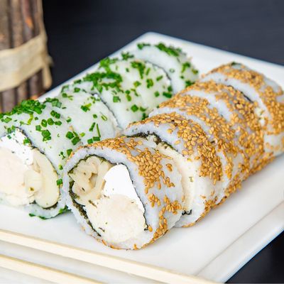 California Roll - Roll envuelto en sesamo o ciboulette (10 cortes)