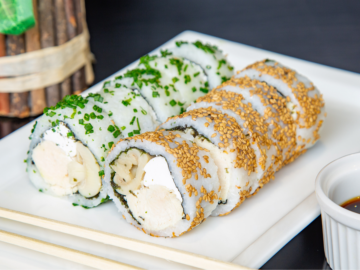 California Roll - Roll envuelto en sesamo o ciboulette (10 cortes)