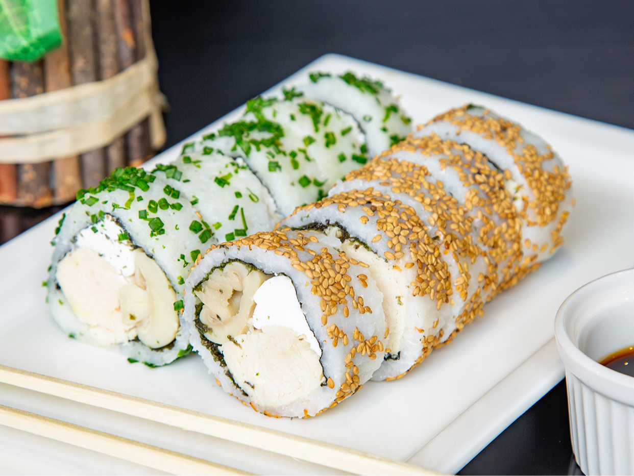 California Roll. - Roll envuelto en sesamo o ciboulette (10 cortes)