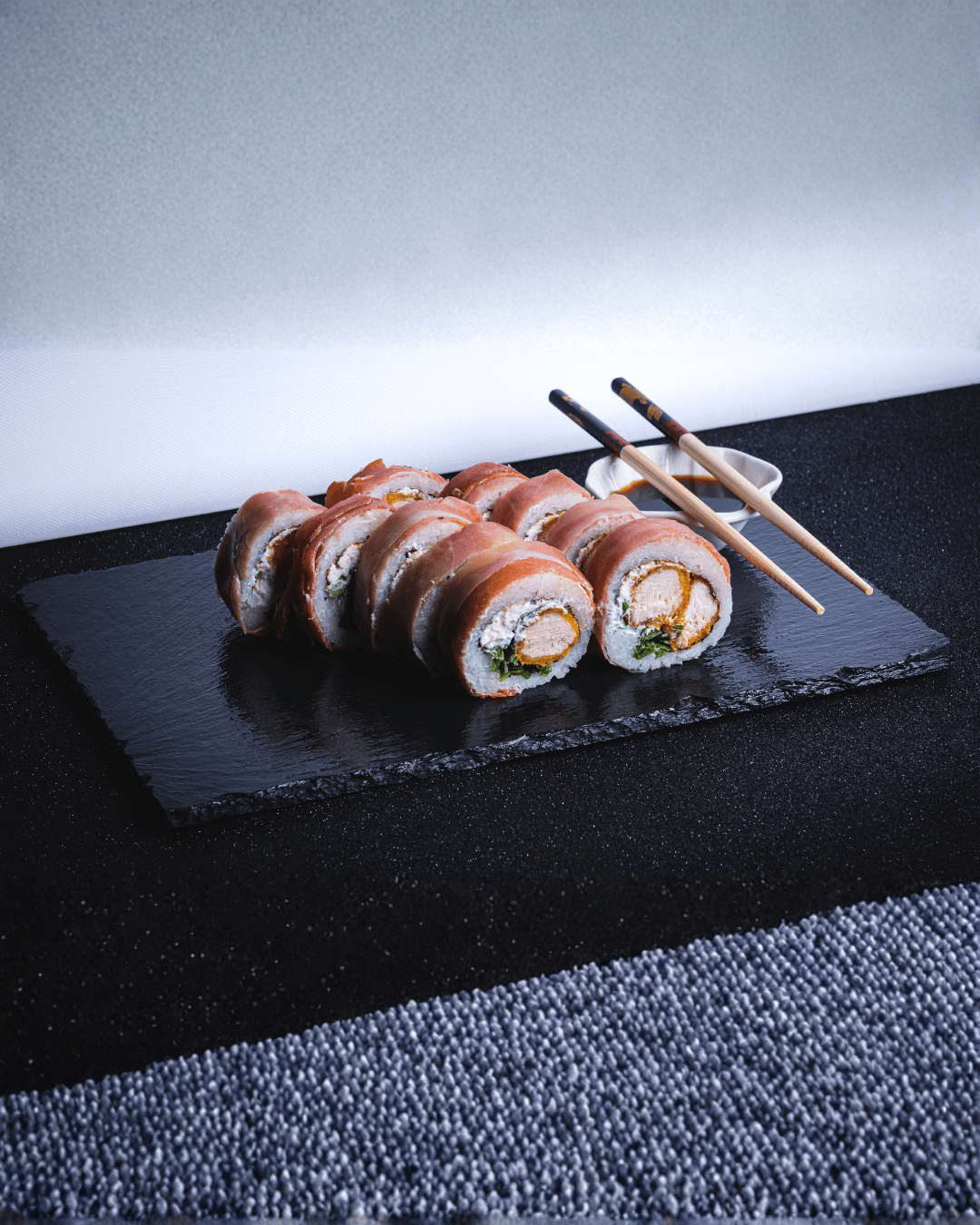Serrano Roll. - Roll envuelto en jamón serrano (10 cortes)