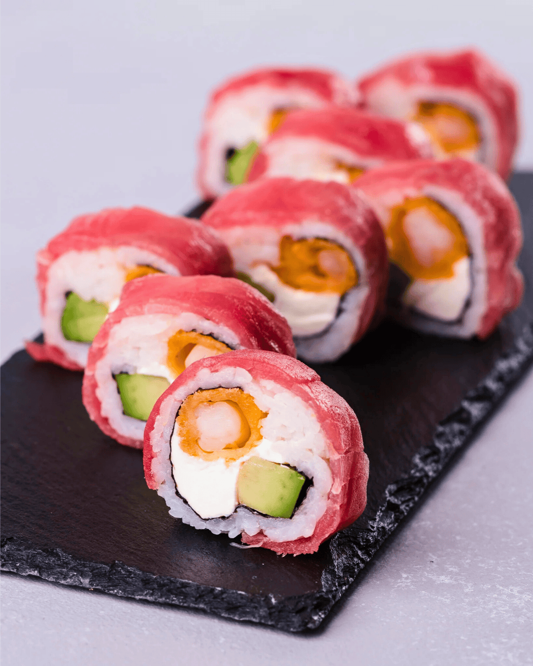 Tuna Roll. - Roll envuelto en atún (10 cortes)