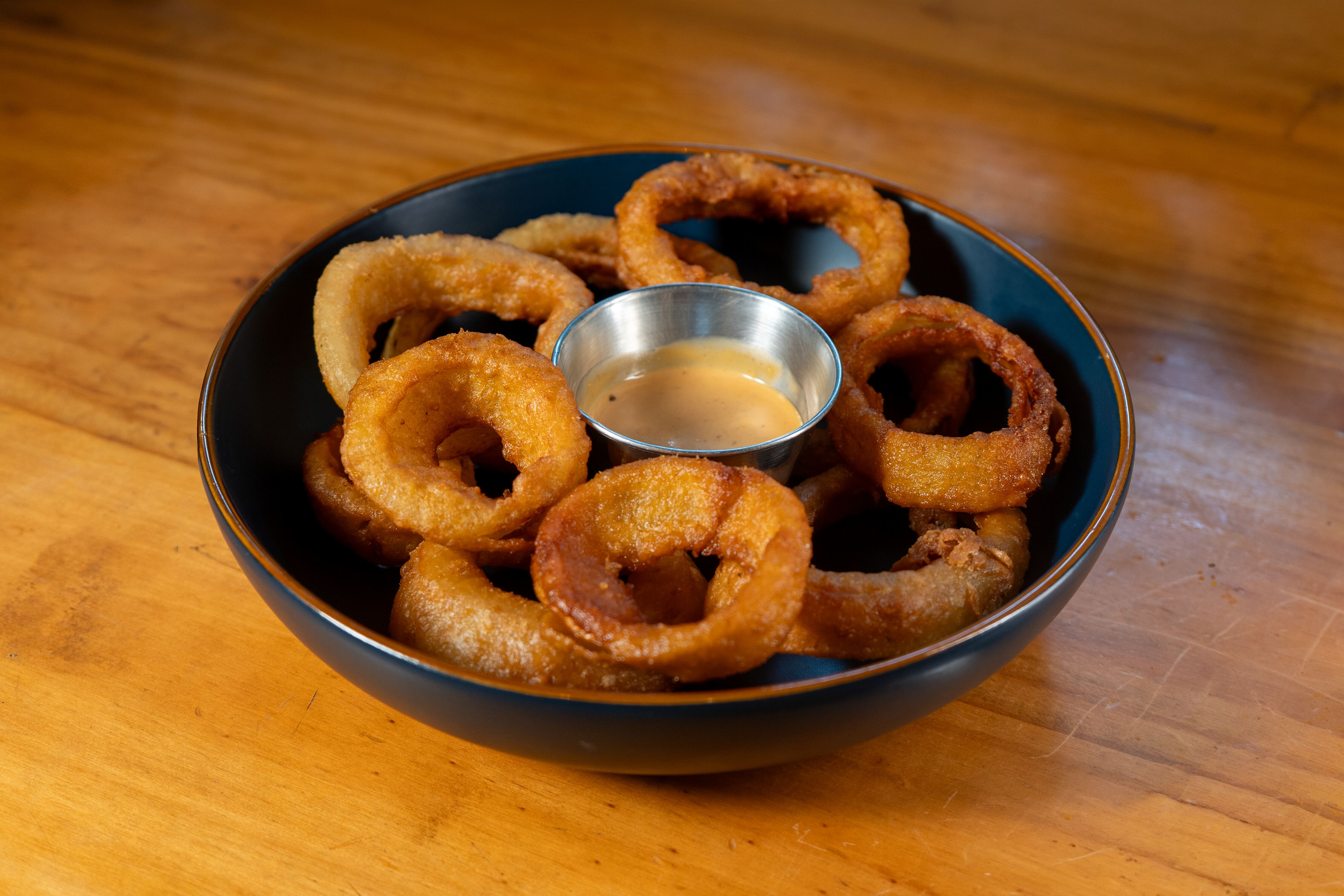 Aros de cebolla con salsa chipotle