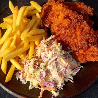 Pollo Apanado Con Ensalada  y Papas Fritas