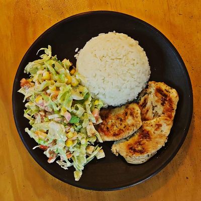 Pollo a la Plancha con Arroz Blanco y Ensalada 