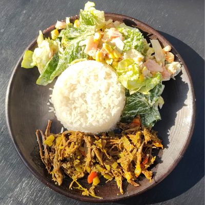 Carne Mechada con Arroz y Ensalada