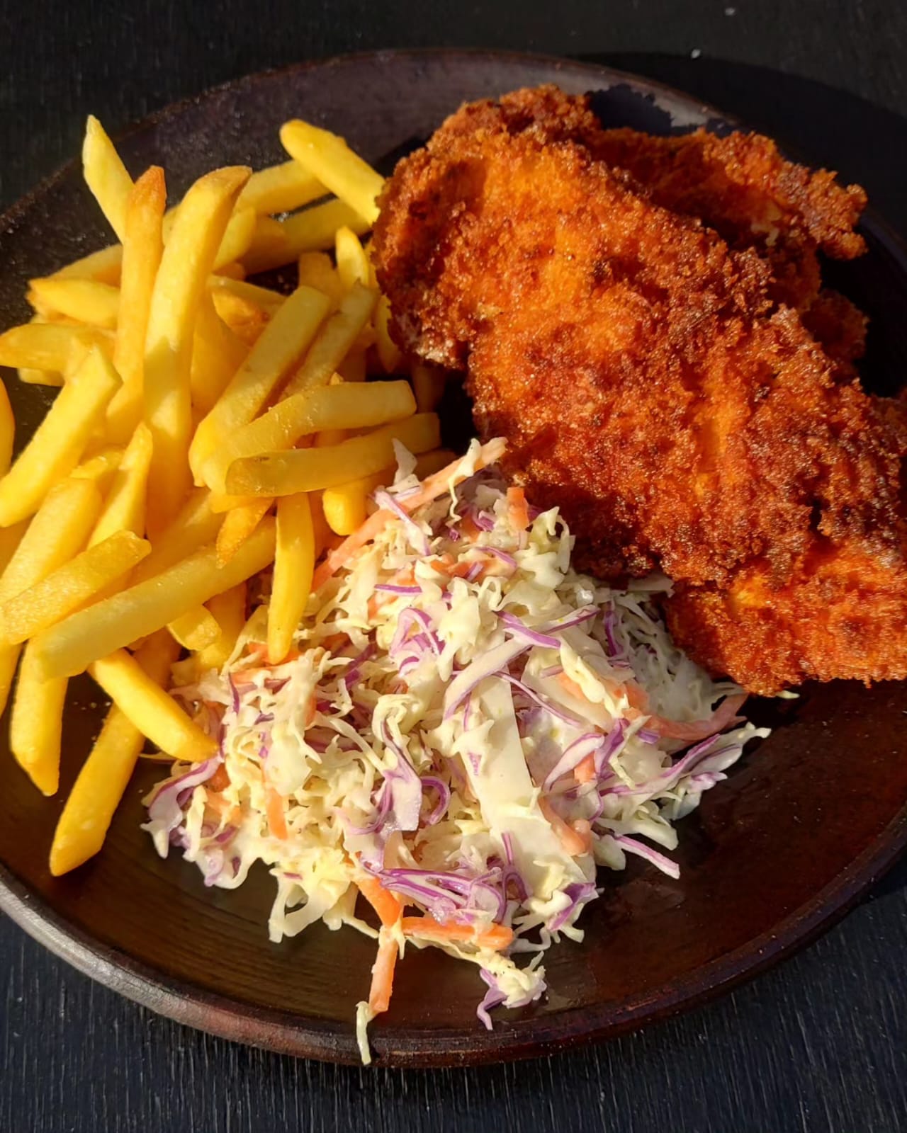 Pollo Apanado Con Ensalada y Papas Fritas