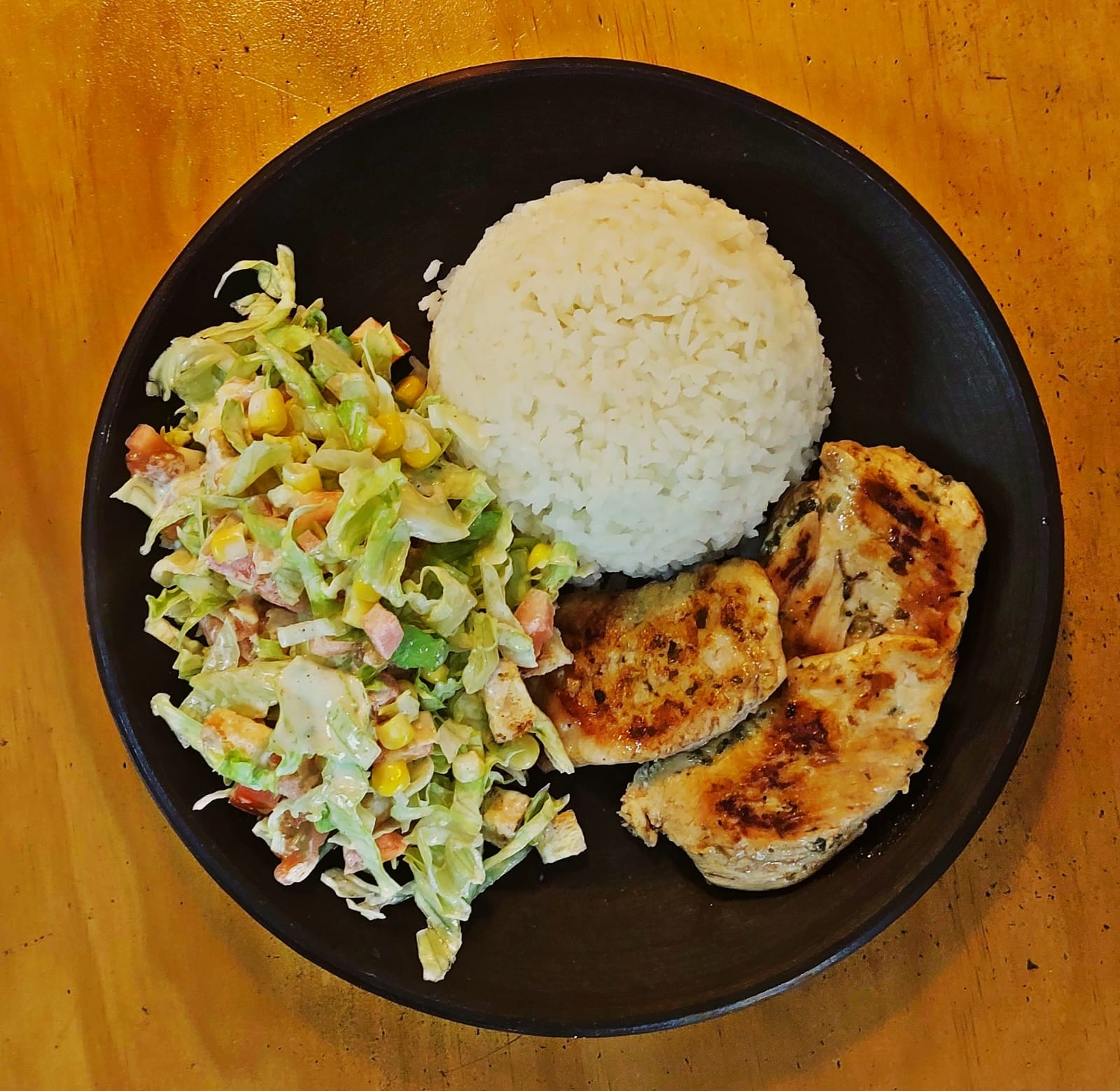 Pollo a la Plancha con Arroz Blanco y Ensalada