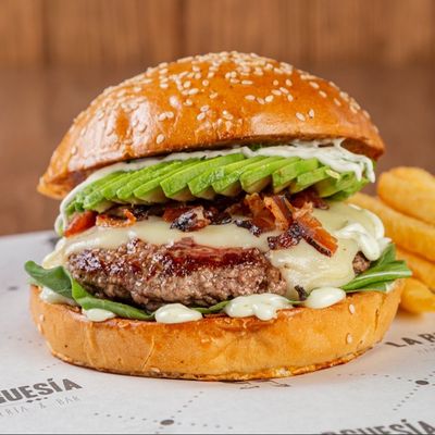 Avocado Burger + Papas