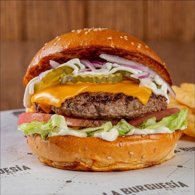 Clasica Burger + Papas.