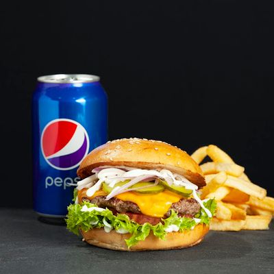 Clásica Burger + Papas + Bebida Lata
