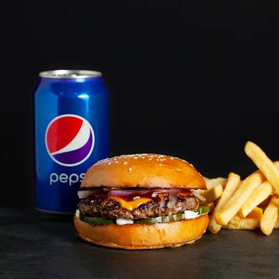 Cuarto Burgués + Papas + Bebida Lata