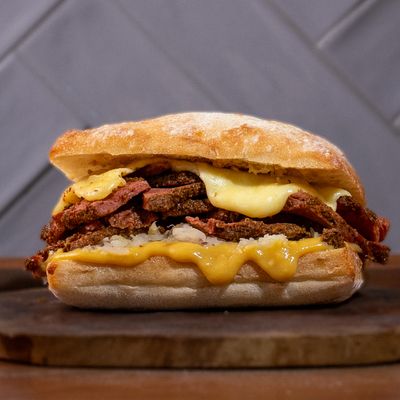 🥪 Sándwich de Pastrami Caliente & Chucrut