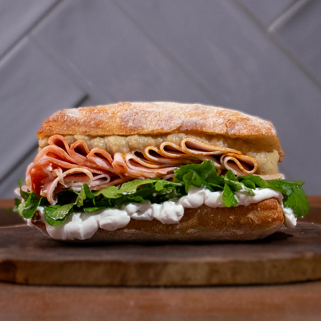 SANDWICH LOMO KASSLER CON CREMA DE ALCACHOFAS