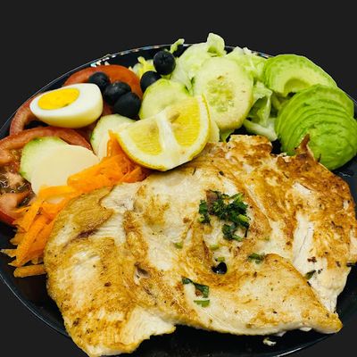 Pechuga con Ensalada Mixta