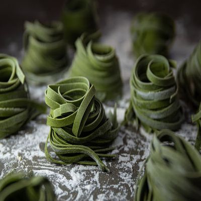 Fettuccini al huevo y espinaca 3-4 pers
