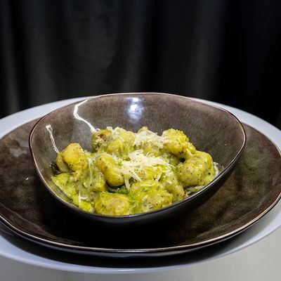 Gnocchi salsa pesto y parmesno