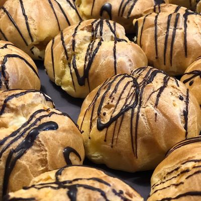 Profiterol con mousse de manjar