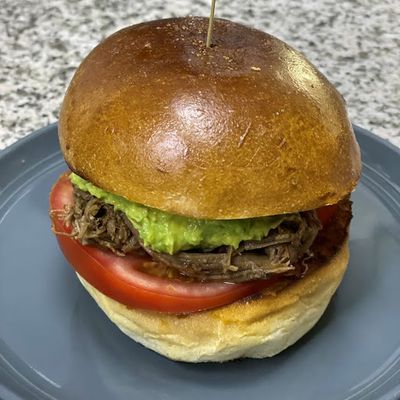 Sándwich brioche mechada italiana