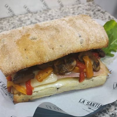 Sándwich de champiñones, queso y jamón