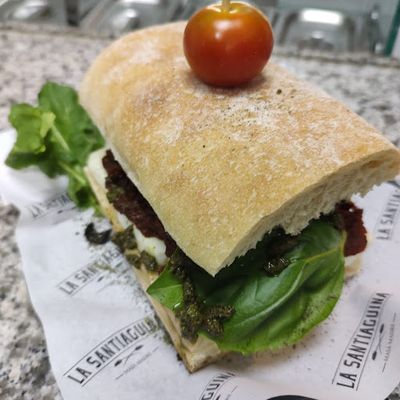 Sándwich queso cabra y pesto