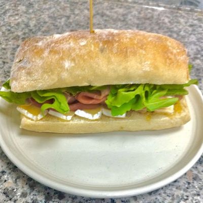 Sándwich serrano camembert
