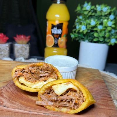 Empanada de Mechada Queso