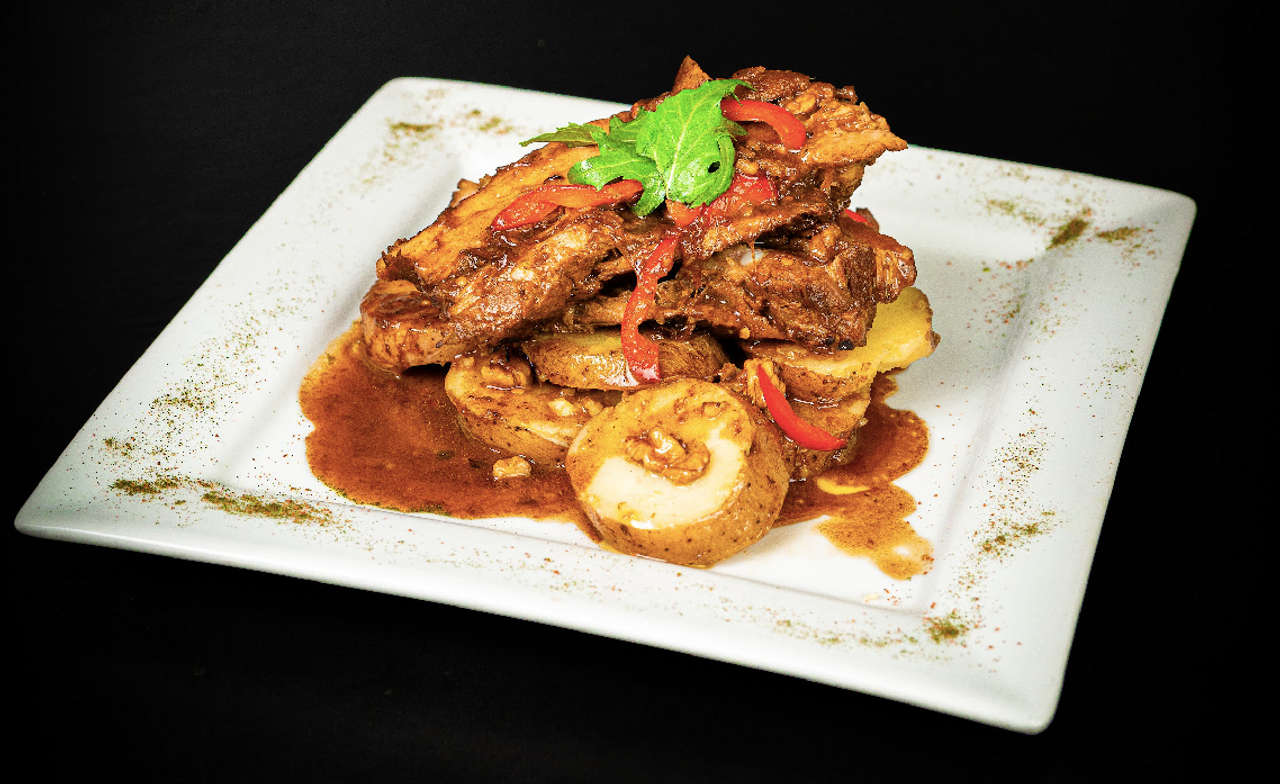 Costillar Oriental con papas doradas